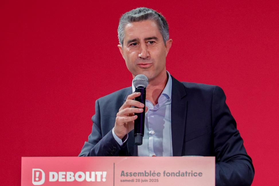 François Ruffin prononce un discours lors du lancement de son mouvement politique national « Debout ! » à Paris, le 28 juin 2025.