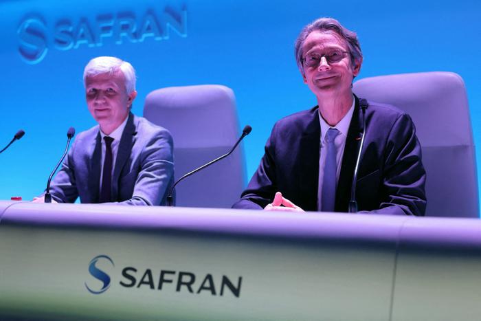 Le directeur général de Safran, Olivier Andries (à droite) lors d'une assemblée générale des actionnaires à Massy, le 23 mai 2024.