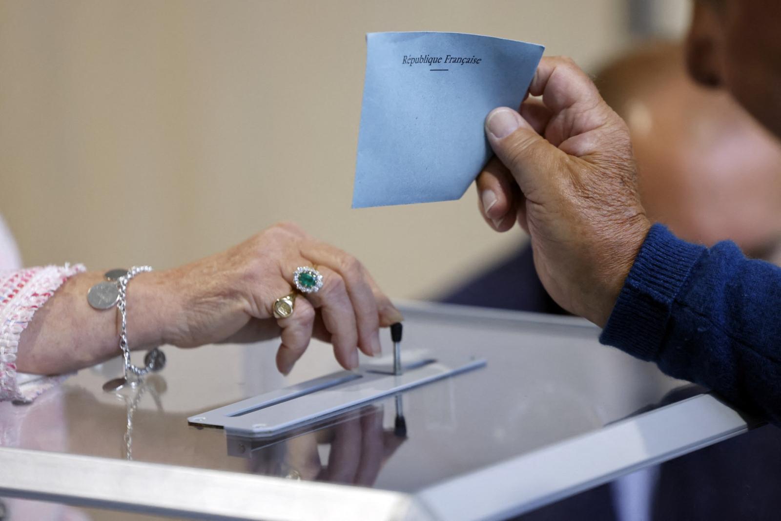 Un homme vote au premier tour des élections législatives, le 30 juin 2024.