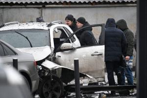 Des enquêteurs travaillent sur le site de l'attentat à la voiture piégée ayant piégé Fanil Sarvarov, chef du département de l'entraînement au sein de l'état-major général, dans le sud de Moscou, le 22 décembre 2025.
