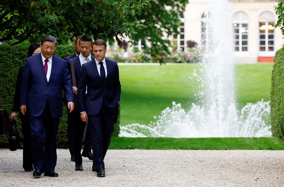 Emmanuel Macron et Xi Jinping dans les jardins de l'Elysée.