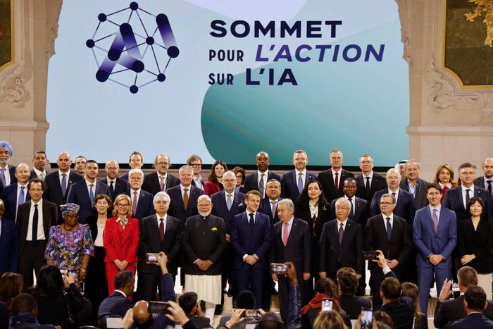 Emmanuel Macron pose pour une photo de groupe avec les dirigeants mondiaux et les participants à la fin de la session plénière du Sommet d'action sur l'intelligence artificielle, au Grand Palais, à Paris, le 11 février 2025.