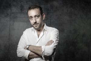Le romancier français Jérôme Ferrari pose lors d'une séance photo le 29 septembre 2018 à Manosque, dans le sud de la France, à l'occasion du 20e festival littéraire « Les Correspondances ».