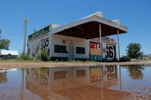 Une devanture de magasin fermée est visible le long de la Route 66, à Tucumcari, dans l'État du Nouveau-Mexique, le 7 juin 2026. Surnommée la « Mother Road » (« la Route mère »), la Route 66 reliait, à son apogée des années 1930 aux années 1960, les petites villes et les grandes métropoles à travers les États-Unis. À l'occasion de son centenaire, elle demeure un symbole emblématique de l'Amérique, préservé grâce à ses sites historiques, ses attractions routières emblématiques et ses commerces locaux. (Image d'illustration)