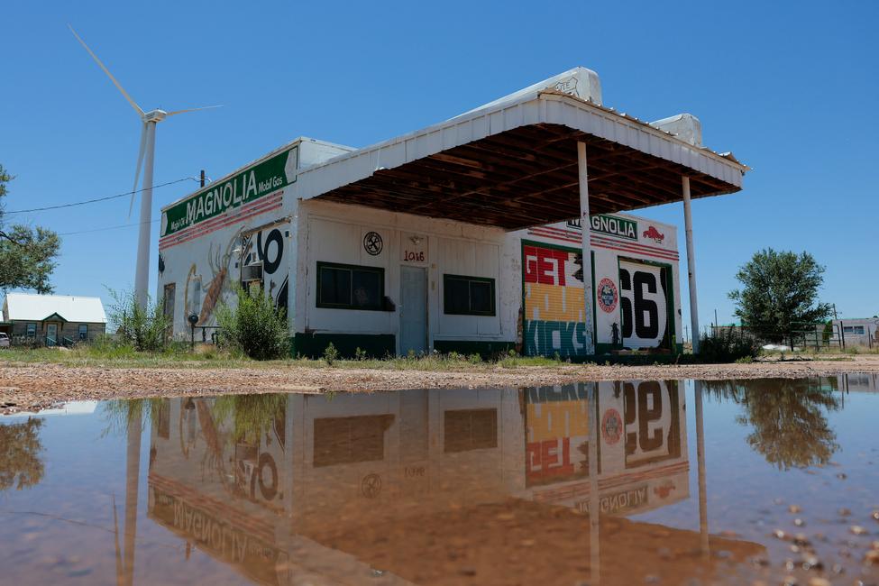 Une devanture de magasin fermée est visible le long de la Route 66, à Tucumcari, dans l'État du Nouveau-Mexique, le 7 juin 2026. Surnommée la « Mother Road » (« la Route mère »), la Route 66 reliait, à son apogée des années 1930 aux années 1960, les petites villes et les grandes métropoles à travers les États-Unis. À l'occasion de son centenaire, elle demeure un symbole emblématique de l'Amérique, préservé grâce à ses sites historiques, ses attractions routières emblématiques et ses commerces locaux. (Image d'illustration)