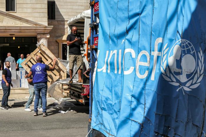Des ouvriers déchargent des colis d’aide humanitaire fournis par le Fonds des Nations unies pour l’enfance (UNICEF). (Image d'illustration)