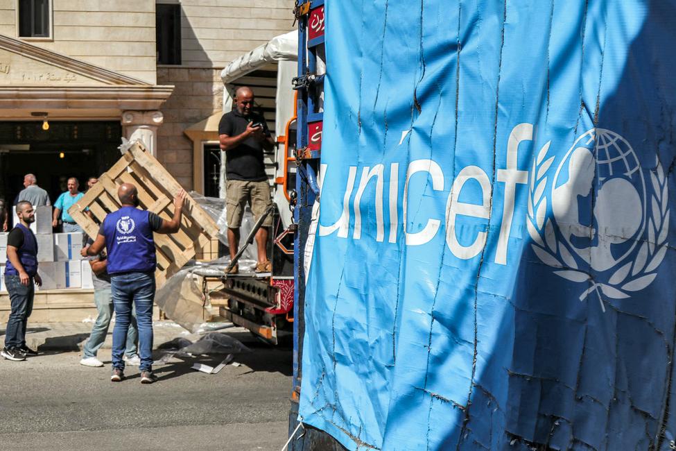 Des ouvriers déchargent des colis d’aide humanitaire fournis par le Fonds des Nations unies pour l’enfance (UNICEF). (Image d'illustration)