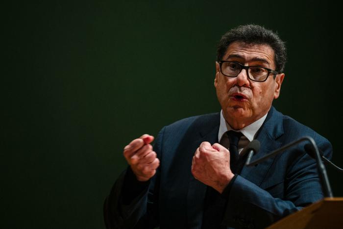 Lauréat du prix Nobel d’économie 2025, l’économiste et professeur français Philippe Aghion s’exprime lors d’une conférence de presse au Collège de France, établissement de recherche situé à Paris, le 14 octobre 2025.
Le lauréat du prix Nobel d’économie de cette année, ancien conseiller d’Emmanuel Macron, Philippe Aghion, a déclaré le 14 octobre 2025 qu’il pensait que la suspension de la réforme permettrait d’éviter le « danger » d’une prise de pouvoir par l’extrême droite en cas de nouvelles élections législatives.