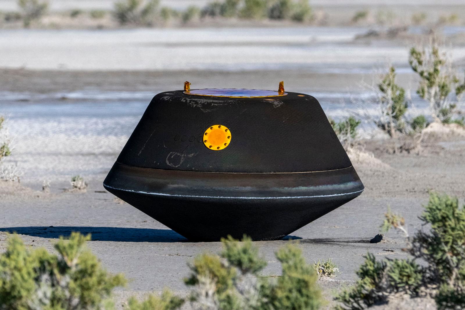 La capsule de retour d'échantillons d'astéroïde de la mission OSIRIS-REx de la NASA est visible peu après son atterrissage dans le désert, le 24 septembre 2023, au polygone d'essai et d'entraînement du Département de la Défense à Dugway, dans l'Utah.