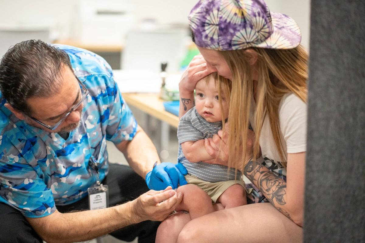 Un enfant lors d'une séance de vaccination contre la rougeole.