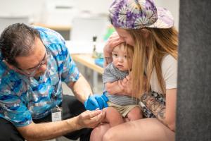 Un enfant lors d'une séance de vaccination contre la rougeole.