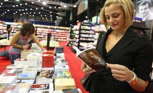 Une femme lit un ouvrage le jour de l'ouverture de la 15e Foire du livre francophone à Beyrouth le 23 octobre 2008.