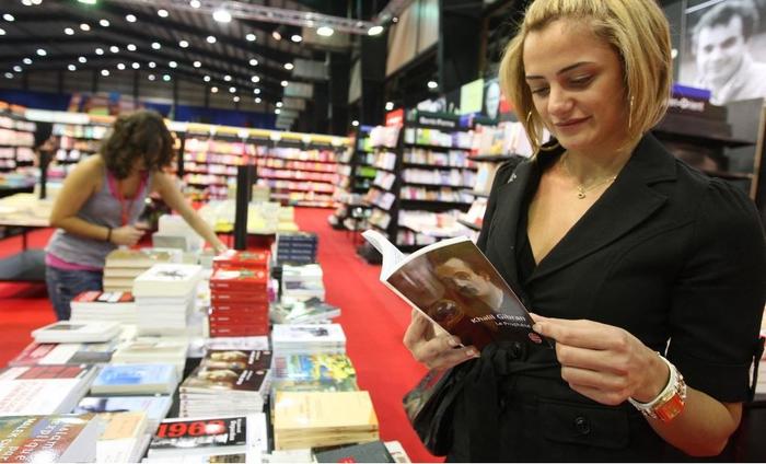 Une femme lit un ouvrage le jour de l'ouverture de la 15e Foire du livre francophone à Beyrouth le 23 octobre 2008.