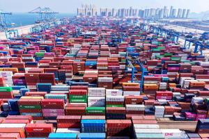 Cette photo aérienne montre des conteneurs dans le port de Qingdao en Chine.