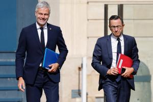 Laurent Wauquiez, chef du groupe parlementaire LR à l'Assemblée nationale, et Bruno Retailleau, chef du groupe LR au Sénat, arrivent à l'hôtel Matignon à Paris, le 19 septembre 2024.