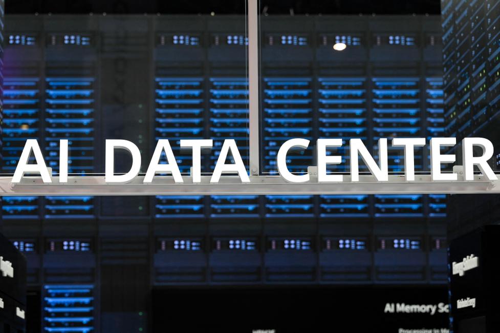 La signalisation d'un centre de données d'IA lors du MWC (Mobile World Congress), le plus grand salon mondial de la téléphonie mobile, à Barcelone, le 3 mars 2025. (Image d'illustration)