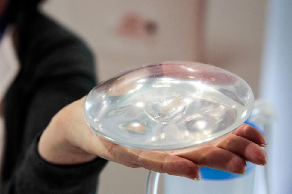 Une femme présente une prothèse fessière lors du Congrès des sciences esthétiques, de la chirurgie plastique et de la dermatologie cosmétique (IMCAS) à Paris, le 26 janvier 2017.