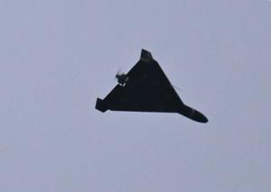 Un drone Shahed 136 (Geranium-2) de conception iranienne, utilisé par l'armée russe, survolant Kiev lors d'une attaque russe.