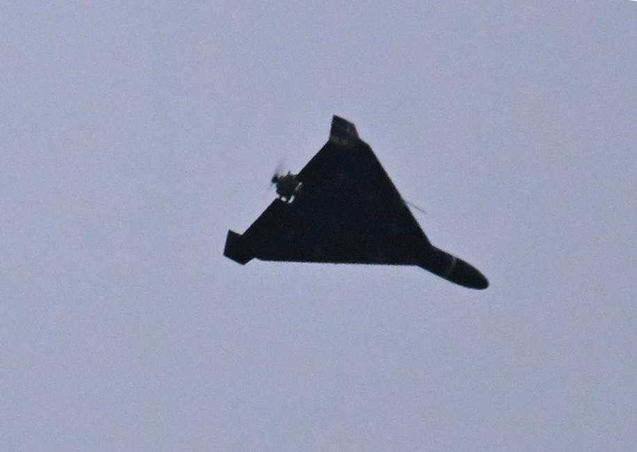 Un drone Shahed 136 (Geranium-2) de conception iranienne, utilisé par l'armée russe, survolant Kiev lors d'une attaque russe.
