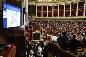 Des députés de l'opposition, notamment du Rassemblement National (RN) et de la coalition de gauche Nupes, applaudissent après le rejet de l'article 2 d'un projet de loi de réforme des retraites, qui n'a pas obtenu la majorité, lors d'une séance à l'Assemblée nationale, à Paris, le 14 février 2023.