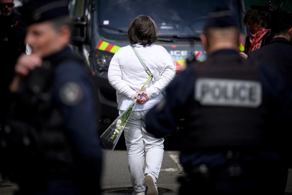 Rassemblement au lycée Notre-Dame de Toutes-Aides, à Nantes, afin de rendre hommage aux victimes, le 24 avril 2025.