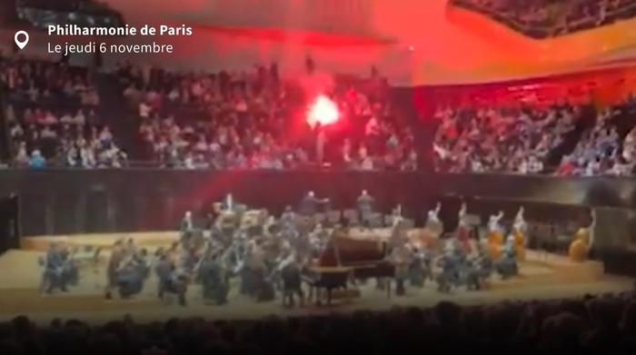 Des fumigènes à la Philharmonie de Paris.
