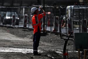 Un ouvrier boit de l'eau dans une bouteille en plastique sur un chantier à Bordeaux, le 22 juin 2026, alors que le pays traverse une vague de chaleur intense.