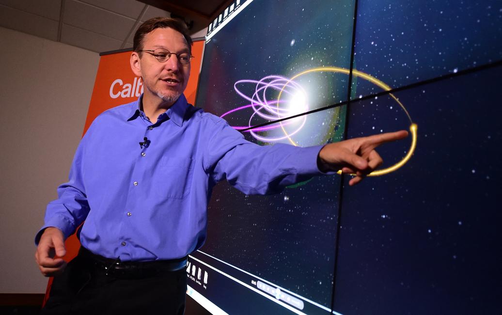 L'astronome Mike Brown de Cal Tech montre l'orbite prévue, de la 9e planète au laboratoire de sismologie de Caltech à Pasadena, en Californie.