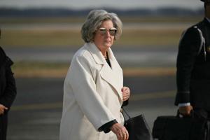 La chef de cabinet de la Maison-Blanche, Susie Wiles, arrive à la base aérienne de Dover, dans le Delaware, le 17 décembre 2025. Le président américain Donald Trump assiste à une cérémonie organisée à la base aérienne de Dover, dans le Delaware, pour le rapatriement des dépouilles de deux soldats américains tués en Syrie.