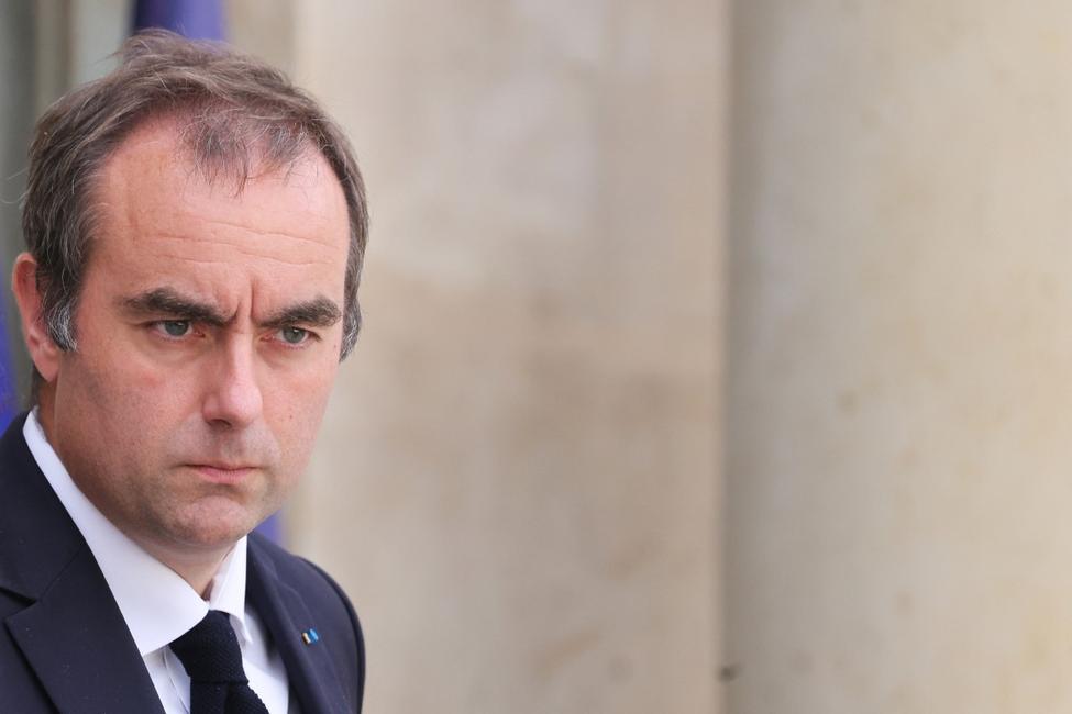 Le Premier ministre français Sébastien Lecornu quitte le palais de l'Élysée à Paris après le Conseil des ministres hebdomadaire, le 10 septembre 2026.