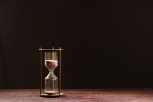 Dans le langage courant, le "temps" sert à presque tout dire, il exprime la similitude, la succession, le changement, la durée, le moment, le présent, le passé, le devenir, l’urgence, l’attente, l’usure, la vitesse, le vieillissement, l’argent et la mort…