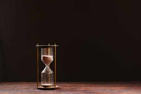 Dans le langage courant, le "temps" sert à presque tout dire, il exprime la similitude, la succession, le changement, la durée, le moment, le présent, le passé, le devenir, l’urgence, l’attente, l’usure, la vitesse, le vieillissement, l’argent et la mort…