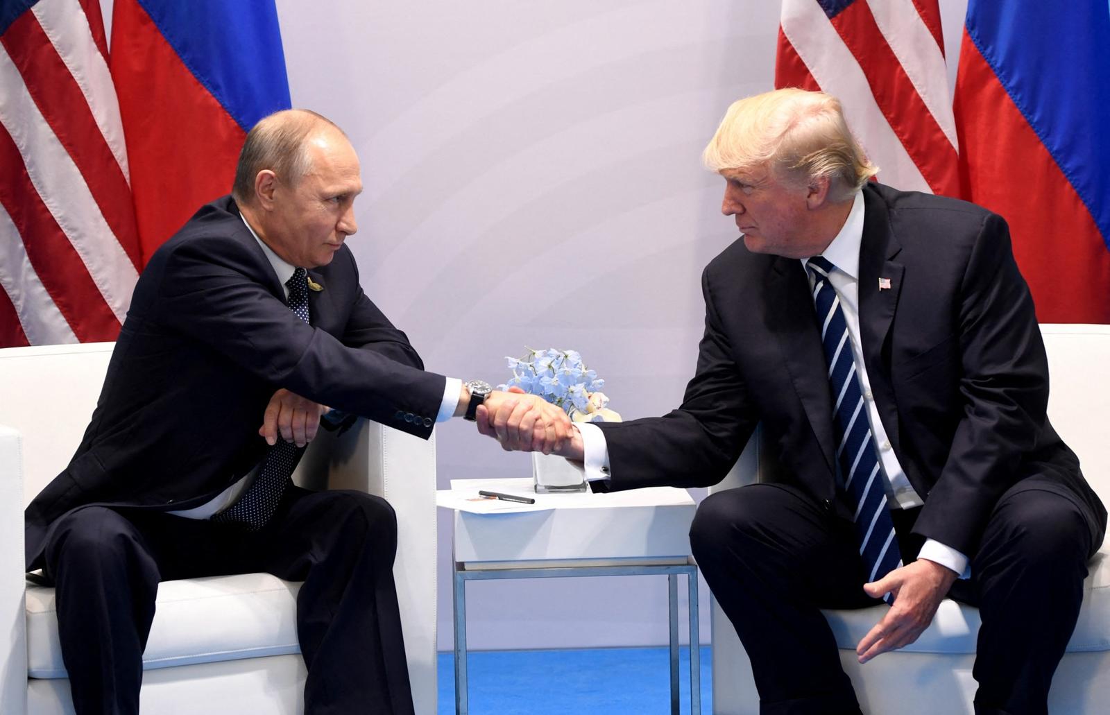 Le président américain Donald Trump et le président russe Vladimir Poutine se serrent la main lors d'une rencontre en marge du sommet du G20 à Hambourg, en Allemagne, le 7 juillet 2017.