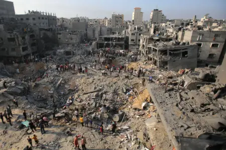 Des Palestiniens vérifient les destructions à la suite d'une frappe israélienne dans le camp de réfugiés palestiniens de Jabalia dans la bande de Gaza, le 1er novembre 2023.