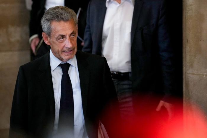 L'ancien président Nicolas Sarkozy quitte la salle d'audience au palais de justice de Paris, le 13 mai 2026.