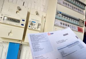 Un compteur électrique et une facture d'électricité EDF à Godewaersvelde, dans le nord de la France (image d'illustration).
