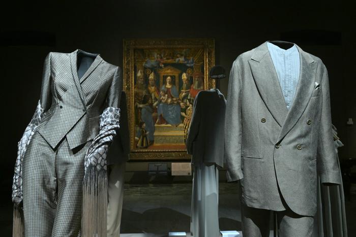 Une photo présente des créations du couturier italien Giorgio Armani lors de la présentation à la presse de l'exposition Giorgio Armani, organisée à l'occasion du 50e anniversaire de la maison de couture, au musée Pinacothèque de Brera à Milan, le 23 septembre 2025. (Photo : Stefano RELLANDINI / AFP)
