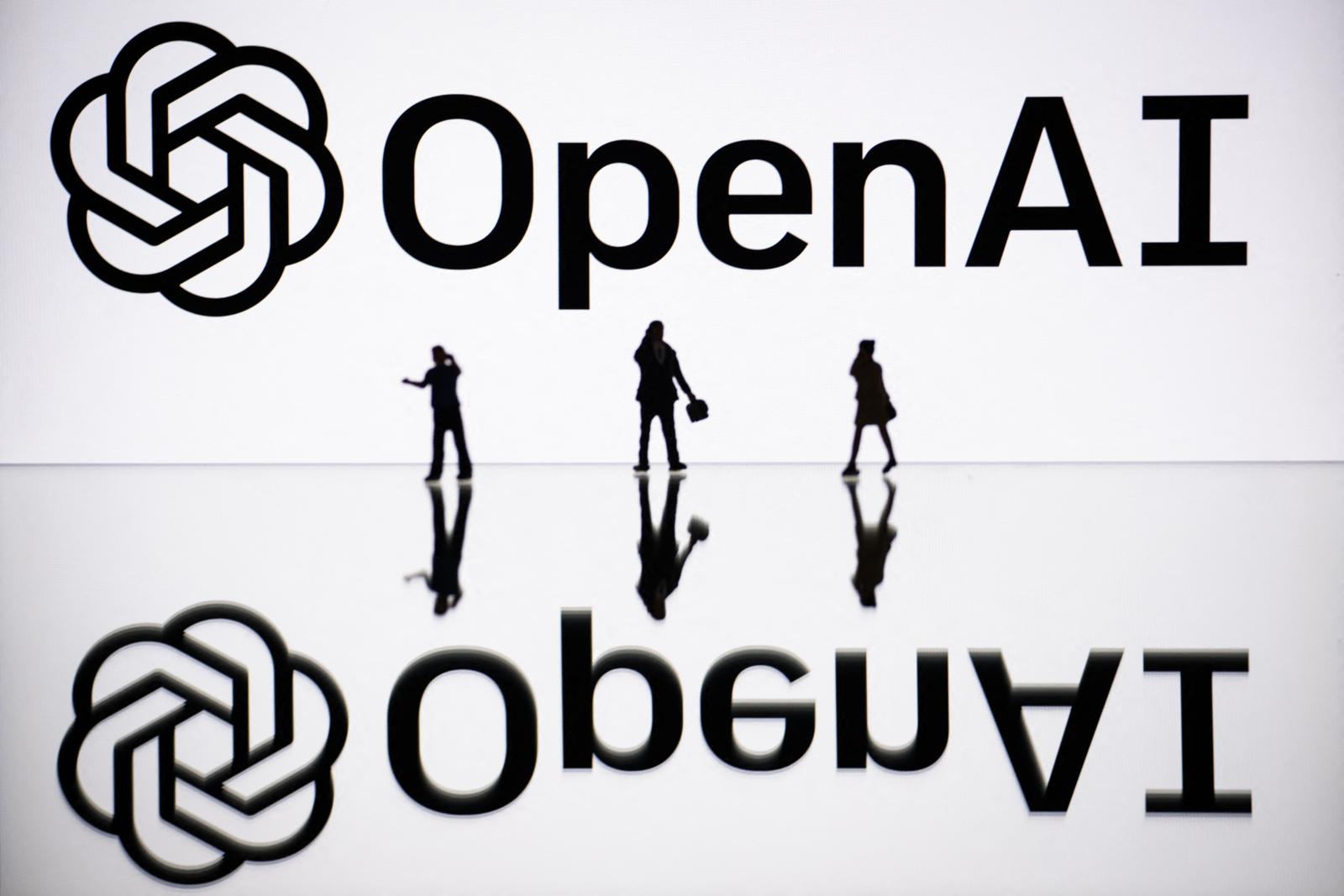 Cette photographie d'illustration montre des figurines à côté d'un écran affichant le logo d'OpenAI, l'entreprise américaine spécialisée dans l'intelligence artificielle et à l'origine de ChatGPT.