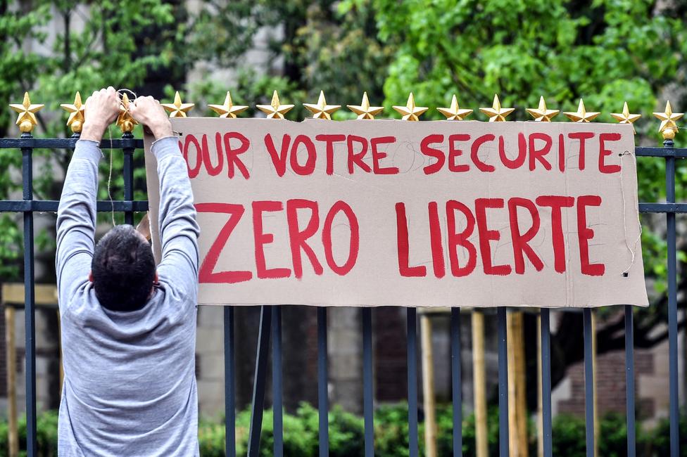 Pendant la crise sanitaire, L’État a déployé un arsenal pénal répressif inédit couplé à de fortes amendes et un narratif jouant sur la culpabilisation et la peur.