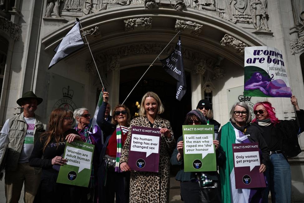 Des militants célèbrent après avoir entendu le résultat de la décision de la Cour suprême sur la manière de définir une « femme », à Londres, le 16 avril 2025.