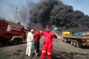 Une épaisse fumée noire s'élève à l'arrivée des secours près du point d'origine d'une explosion survenue au quai du port de Shahid Rajaee, au sud-ouest de Bandar Abbas, dans la province iranienne d'Hormozgan, le 26 avril 2025.