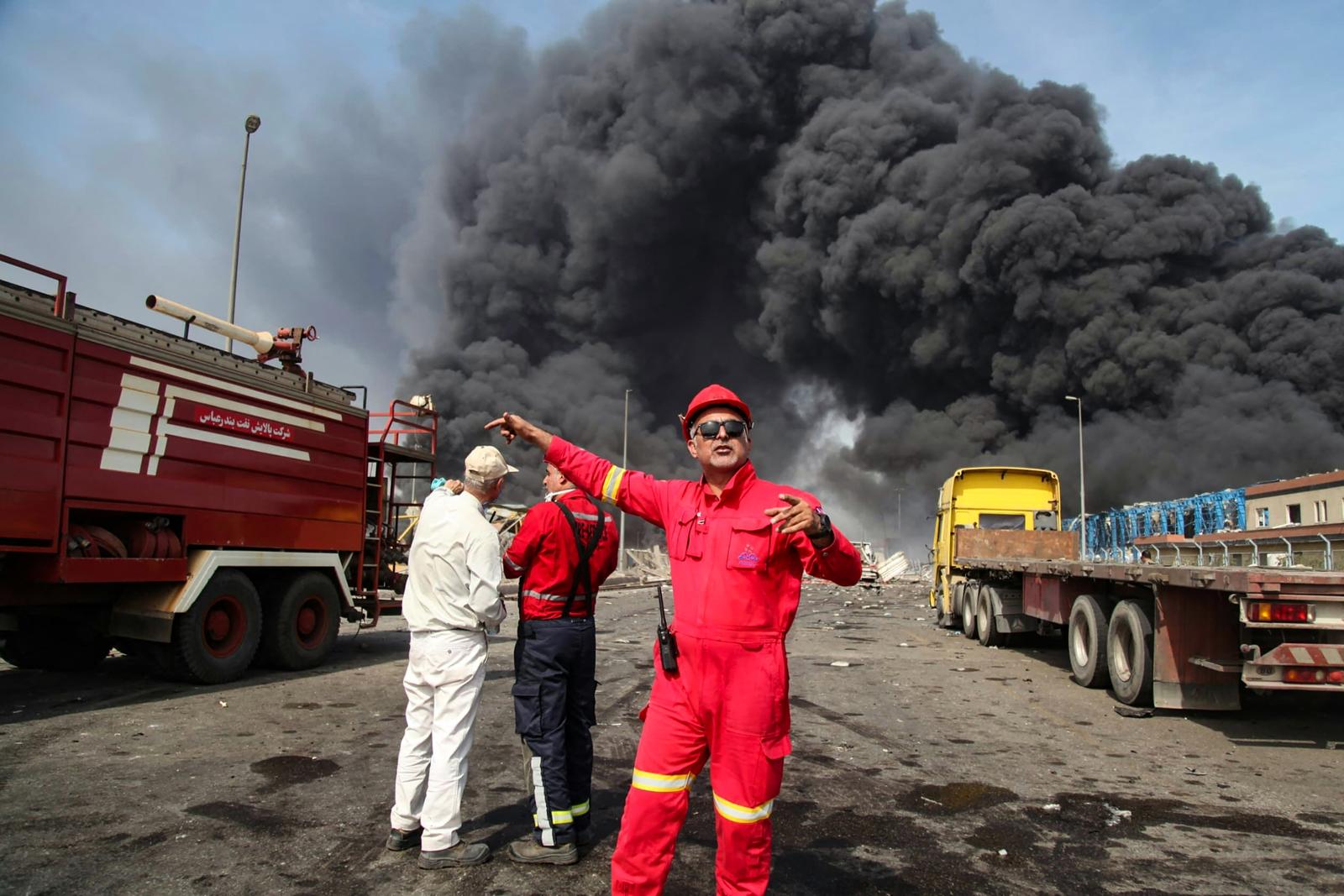 Une épaisse fumée noire s'élève à l'arrivée des secours près du point d'origine d'une explosion survenue au quai du port de Shahid Rajaee, au sud-ouest de Bandar Abbas, dans la province iranienne d'Hormozgan, le 26 avril 2025.