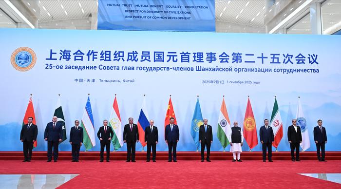 Les chefs d'Etats de l'Organisation pour la Coopération de Shanghaï, réunis lors du sommet organisé par la Chine et posant tous ensemble. On note notamment Xi Jinping au centre, Vladimir Poutine juste à sa droite et Narendra Modi à sa gauche. (Photo by Sergey Bobylev / POOL / AFP)