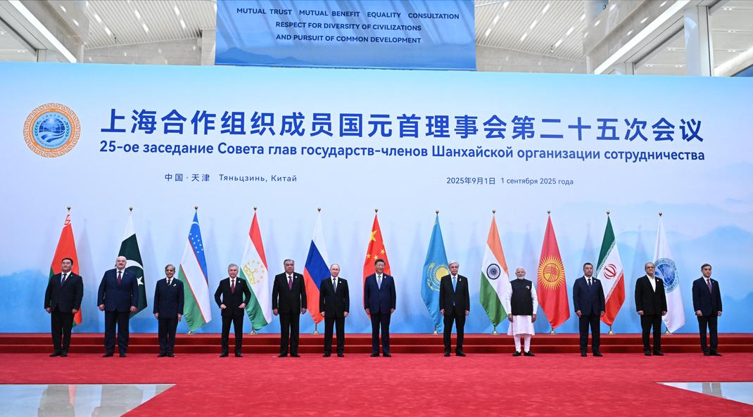 Les chefs d'Etats de l'Organisation pour la Coopération de Shanghaï, réunis lors du sommet organisé par la Chine et posant tous ensemble. On note notamment Xi Jinping au centre, Vladimir Poutine juste à sa droite et Narendra Modi à sa gauche. (Photo by Sergey Bobylev / POOL / AFP)