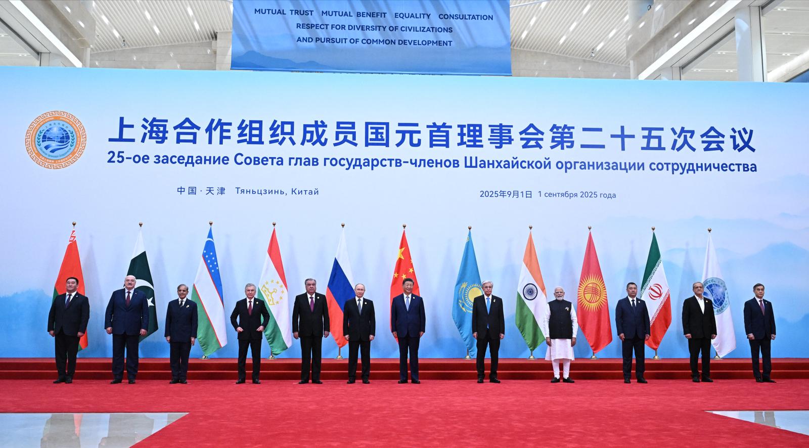 Les chefs d'Etats de l'Organisation pour la Coopération de Shanghaï, réunis lors du sommet organisé par la Chine et posant tous ensemble. On note notamment Xi Jinping au centre, Vladimir Poutine juste à sa droite et Narendra Modi à sa gauche. (Photo by Sergey Bobylev / POOL / AFP)