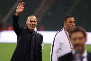 Le sélectionneur de l’équipe de France, Zinédine Zidane, salue les supporters après le match aller de Ligue des nations de l’UEFA (Ligue A, groupe 1) entre la Turquie et la France, disputé au stade de Kocaeli, à Izmit, le 25 septembre 2026.