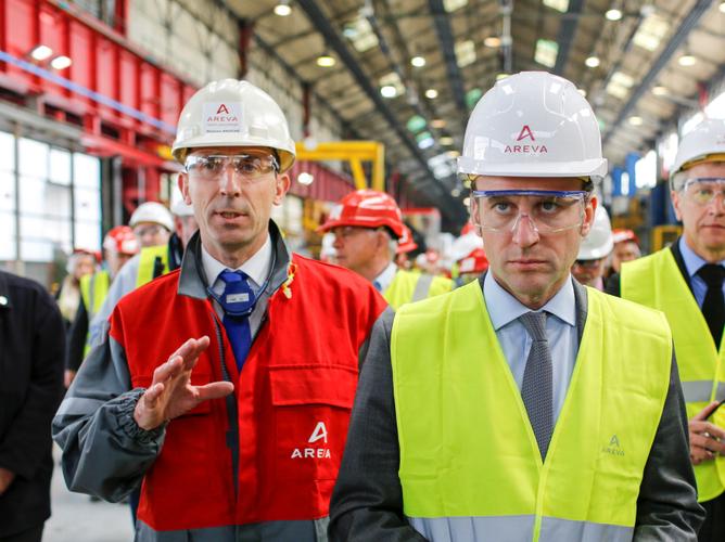 Philippe Knoche, directeur général d’Areva (à g.) reçoit le ministre de l'Economie Emmanuel Macron sur le site Areva Creusot Forge le 2 mai 2016