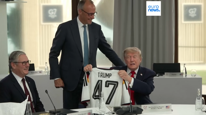 Le chancelier allemand surprend Trump avec un maillot « Trump 47 »