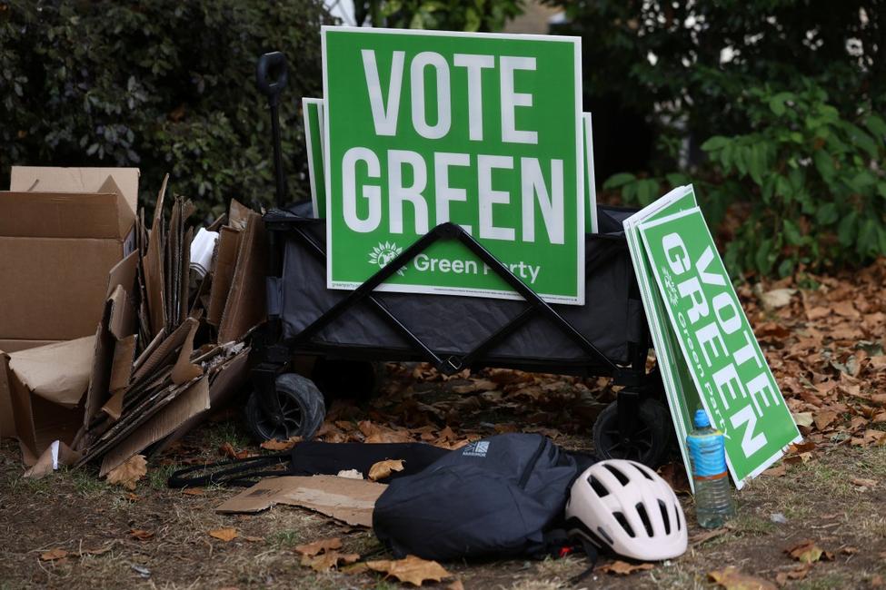 Les militants de Zack Polanski, chef du parti vert britannique, préparent des pancartes avant son arrivée à Londres le 12 septembre 2026, pour faire campagne lors de l'élection partielle de Holborn et St Pancras visant à déterminer qui remplacera l'ancien Premier ministre Keir Starmer comme député local.