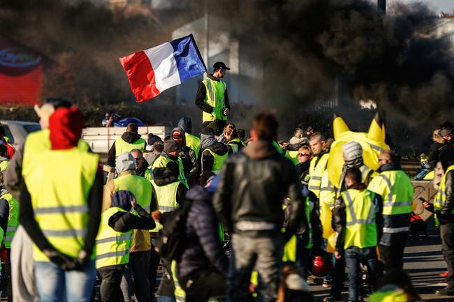 Des manifestants bloquent le périphérique de Caen le 18 novembre 2018 à Caen, en Normandie, pour leur deuxième journée d'action, au lendemain de la journée de protestation nationale, lors de la mobilisation des Gilets jaunes, pour protester contre la hausse des prix des carburants.
